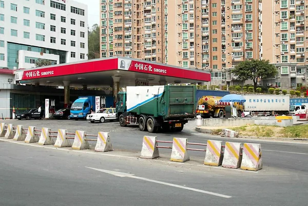 Autók Sorban Üzemanyag Töltő Egy Sinopec Benzinkút Shenzhen Dél Chinas — Stock Fotó