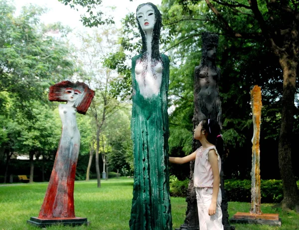 2009年8月27日 星期四 中国上海虹桥中央公园 一个中国女孩在雕塑中看着其他人的雕塑 — 图库照片