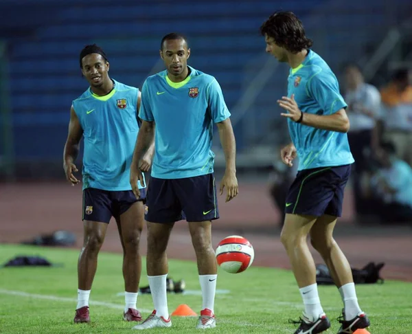 Ronaldinho Gaucho Left Thierry Henry Center Barcelona Teammates Training Session — Stock Photo, Image