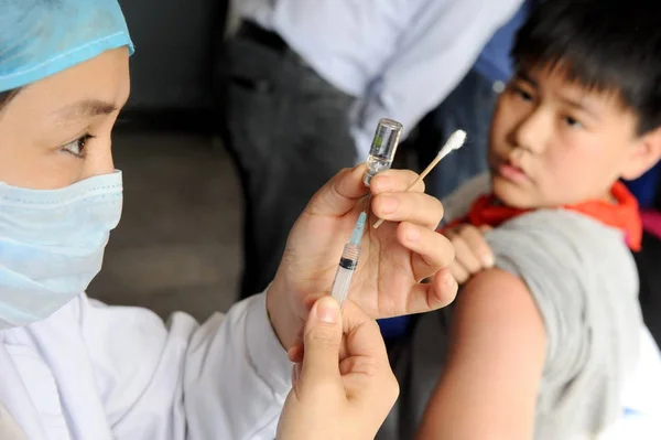 Chiński Personel Medyczny Przygotowuje Zastrzyk Darmowej Szczepionki Przeciw Grypie H1N1 — Zdjęcie stockowe