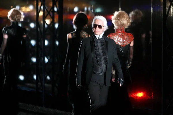 Diseñador Moda Karl Lagerfeld Desfila Durante Desfile Moda Chanel Paris —  Fotos de Stock