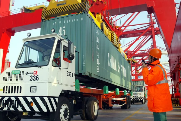 Containers Unloaded Vehicles Yangshan Deep Water Port Shanghai — Stock Photo, Image