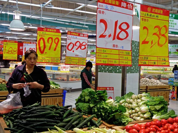 Китайские Потребители Покупают Овощи Супермаркете Городе Ичан Центральной Провинции Хубэй — стоковое фото