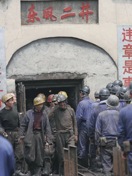 Trabajadores Chinos Rescate Salen Pozo Carbón Donde Otros Mineros Están — Foto de Stock