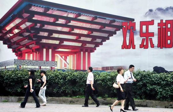 Lokalni Mieszkańcy Przejść Obok Plakat Przedstawiający China Pavilion World Expo — Zdjęcie stockowe