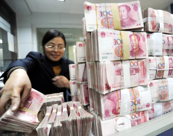 Empleado Bancario Chino Cuenta Los Billetes Rmb Renminbi Yuan Una — Foto de Stock