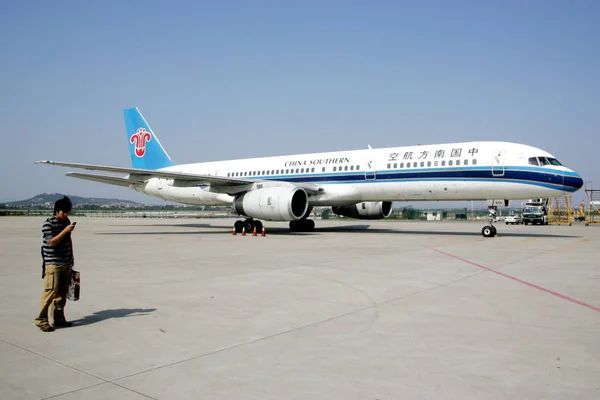 Uomo Cinese Passa Davanti Aereo Reazione Della China Southern Airlines — Foto Stock