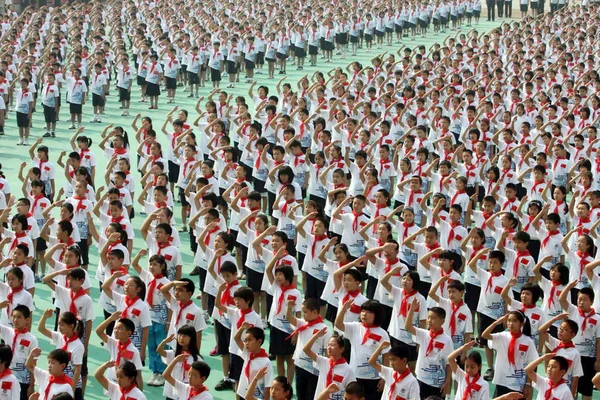 中国の北京の小学校での新しい学期の初日の旗を掲揚する式典の間に生徒の敬礼 9月1日火曜日 2009 — ストック写真