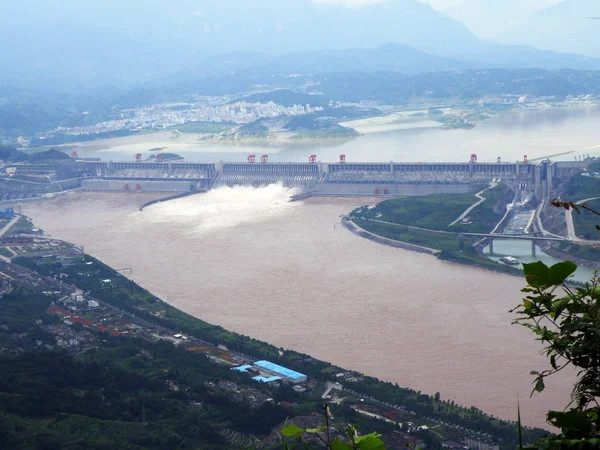 Three Gorges Dam Discharges Water Yangtze River Lower Level Reservoir — Stock Photo, Image