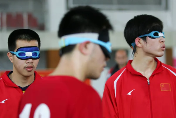 Blind Voetballers Met Oog Patches Blinddoeken Tijdens Een Opleidingssessie Qingdao — Stockfoto