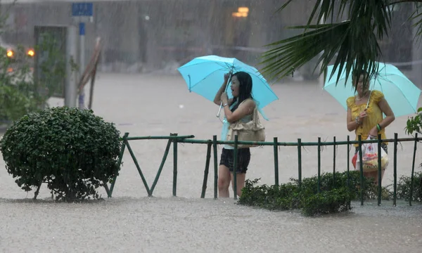 Lokalnych Obywateli Chin Dzielnych Powodzi Ulewne Deszcze Spowodowane Przez Typhoon — Zdjęcie stockowe