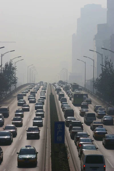 Coches Corren Calle Smog Beijing Con Contaminación Del Aire Pesada — Foto de Stock