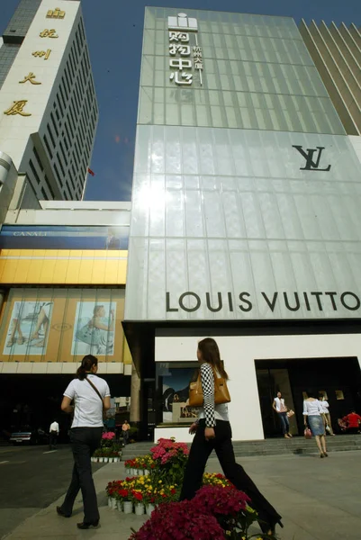 Китайские Девушки Проходят Мимо Бутика Louis Vuitton Торговом Центре Hangzhou — стоковое фото