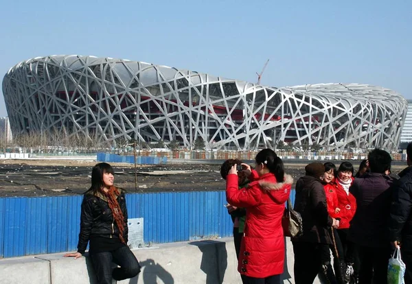 Besökare Tar Bilder Framför Nationalstadion Känd Som Fågel Boet Peking — Stockfoto