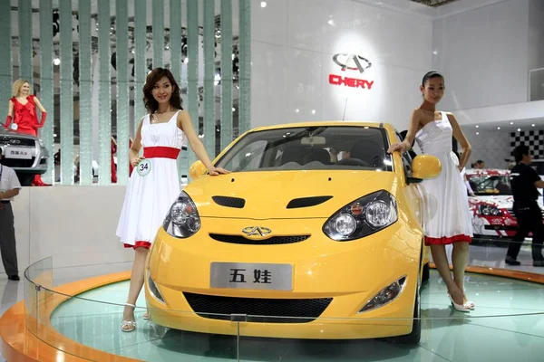 2008年4月20日 在北京举行的2008年车展上 奇瑞费尔拉的两个秀女摆姿势 — 图库照片