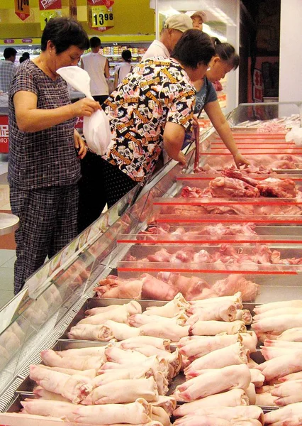 Місцеві Клієнти Купівлі Свинини Супермаркеті Нінбо Східна Chinas Провінція Чжецзян — стокове фото