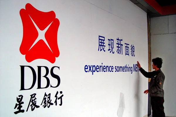 Een Chinese Werknemer Installeert Reclame Poster Van Dbs Een Tak — Stockfoto