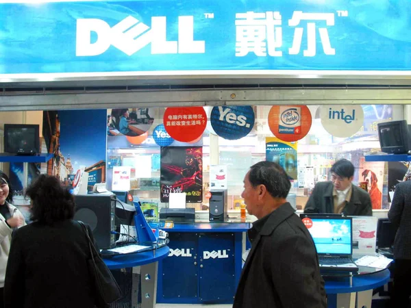 Chińskich Klientów Kupić Komputery Dell Sklepie Mieście Wenling Wschodnia Prowincja — Zdjęcie stockowe