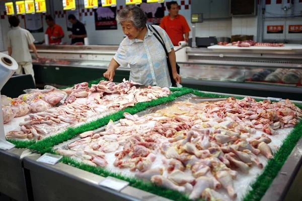 Китайский Покупатель Покупает Курицу Супермаркете Пекине Китай Июня 2009 — стоковое фото