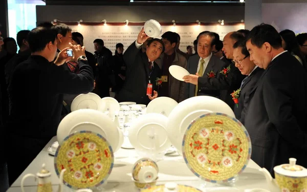 Les Visiteurs Chinois Regardent Des Articles Porcelaine Lors Salon Porcelaine — Photo