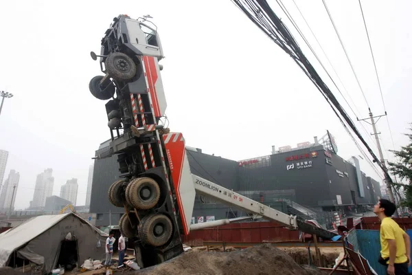 Egy Daru Kamion Látható Emelt Egy Építkezésen Pekingben Kínában Csütörtökön — Stock Fotó