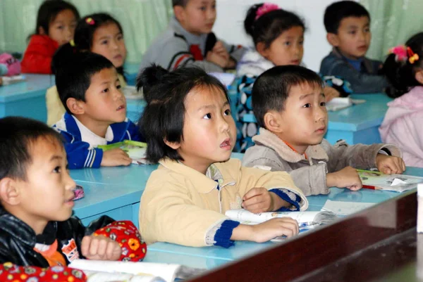 Chińscy Studenci Słuchają Nauczyciela Podczas Lekcji Szkole Podstawowej Mieście Gaoyang — Zdjęcie stockowe