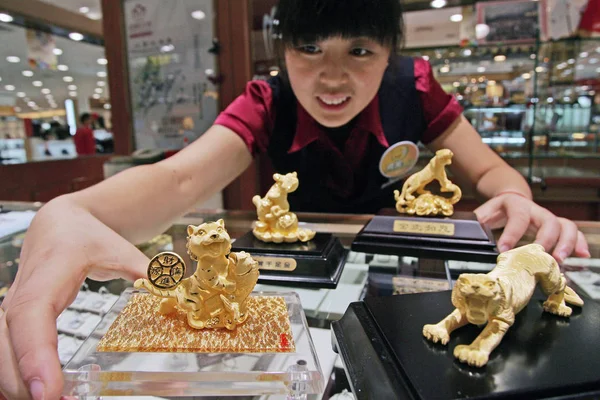 Säljare Visar Golden Tiger Souvenirer Smyckesbutik Weifang East Chinas Shandong — Stockfoto