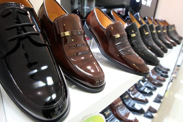Ven Zapatos Cuero Hechos China Venta Una Tienda Ciudad Huaibei —  Fotos de Stock