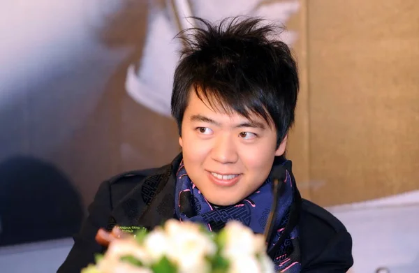 2009年12月7日 中国钢琴家郎朗在中国北京演唱会的新闻发布会上被人看到 — 图库照片