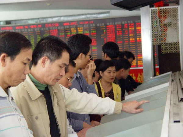 Investidores Chineses Olhar Para Ações Computadores Uma Casa Corretagem Ações — Fotografia de Stock