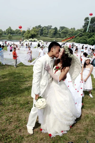 Κινέζος Γαμπρός Φιλάει Νύφη Του Φορώντας Ένα 162 Μέτρο Μακρύ — Φωτογραφία Αρχείου