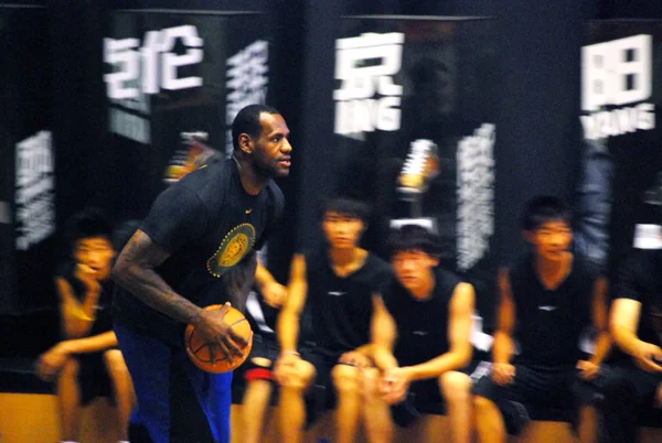 Nba Player Леброн Джеймс Клівленд Кавальерс Вчить Молодих Китайських Уболівальників — стокове фото