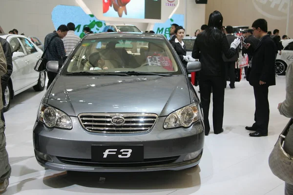 Látogatók Nézd Meg Byd Során Auto Shanghai 2009 Sanghajban Kína — Stock Fotó