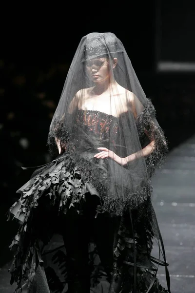 Een Model Vormt Tijdens Een Modeshow Voor Hybris China Fashion — Stockfoto