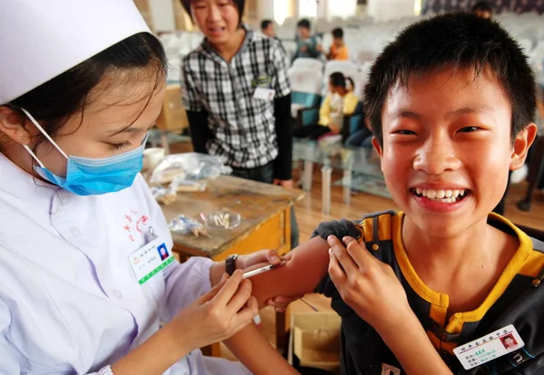 Китайский Медицинский Работник Вводит Студенту Вакцину Против Гепатита Округе Цупин — стоковое фото