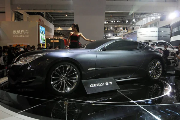 Visitantes Olham Para Modelo Posando Com Roadster Conceito Geely Durante — Fotografia de Stock