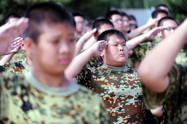 Otyłych Chińskich Dzieci Salute Ćwiczenia Podczas Obozu Wojskowego Szkolenia Letniego — Zdjęcie stockowe