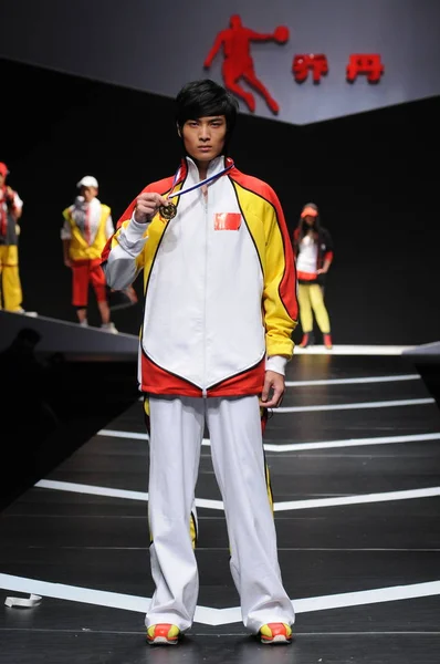 Ένα Μοντέλο Παρελάσεις Στο Qiaodan Κύπελλο Κίνα Σπορ Φορούν Διαγωνισμό — Φωτογραφία Αρχείου