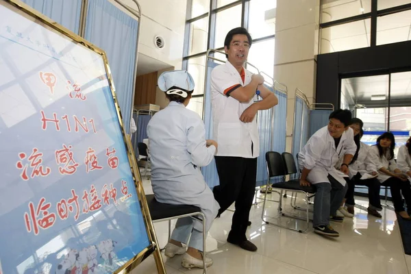 Kinesisk Medicinsk Arbetare Lämnar Efter Att Injicerats Med H1N1 Influensa — Stockfoto