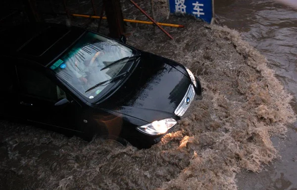 Carro Atravessa Ruas Inundadas Cidade Xiangfan Província Central Chinas Hubei — Fotografia de Stock