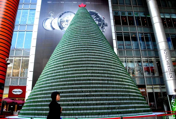 Une Chinoise Passe Devant Grand Sapin Noël Composé Bouteilles Bière — Photo