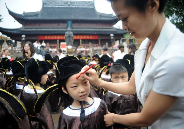 2009年8月31日月曜日 中国東部江蘇省南京の孔子寺院で行われた式典で 中国人教師がシナバールと一緒に生徒にグラベラをドット — ストック写真