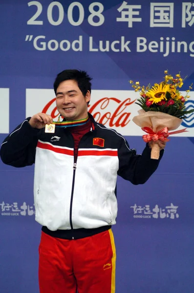 Chiński Shooter Lin Zhongzai Pokazuje Jego Mistrz Medal Tym Jak — Zdjęcie stockowe