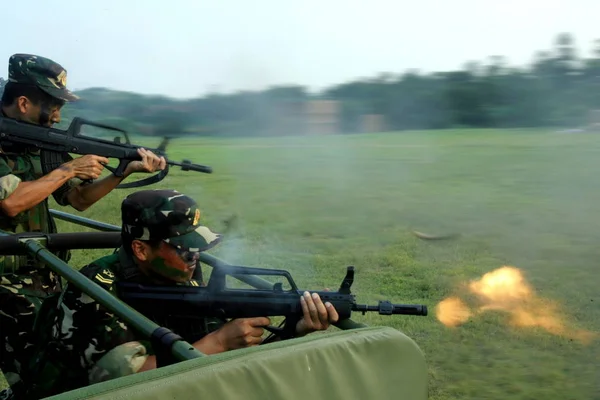 Chinesische Soldaten Der Volksbefreiungsarmee Feuern Während Einer Militärübung Der Südwestchinesischen — Stockfoto
