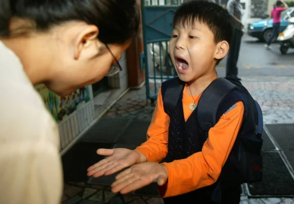 Médico Chinês Examina Uma Criança Para Prevenir Enterovírus Ev71 Jardim — Fotografia de Stock