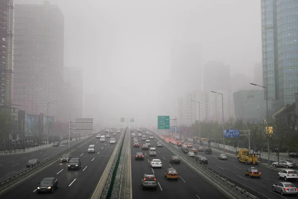 Carros Dirigem Rua Meio Uma Neblina Nebulosa Pequim China Novembro — Fotografia de Stock