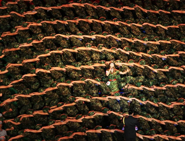 Kinesiska Soldater Uppträder Fest Som Markerar Den Årsdagen Folkets Befrielse — Stockfoto
