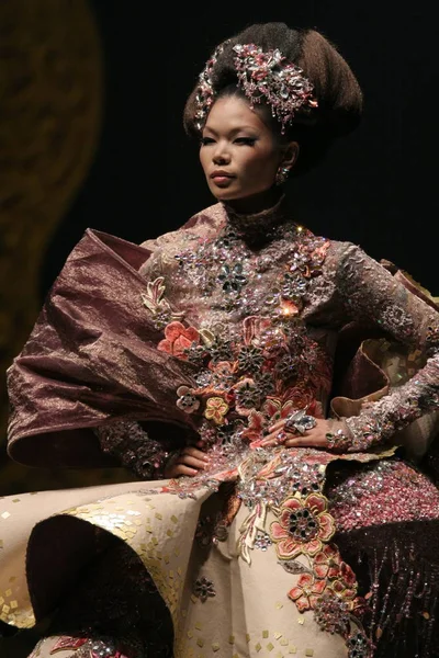 Supermodelo Chinês Yan Desfila Uma Criação Designer Chinês Guo Pei — Fotografia de Stock