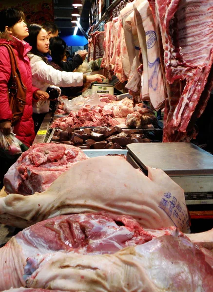 Consumidores Chineses Compram Carne Porco Supermercado Yichang Província Central Chinas — Fotografia de Stock