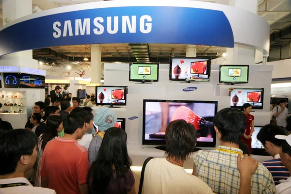 Chinese Visitors Look Samsung Lcd Televisions Exhibition Beijing China May — Stock Photo, Image